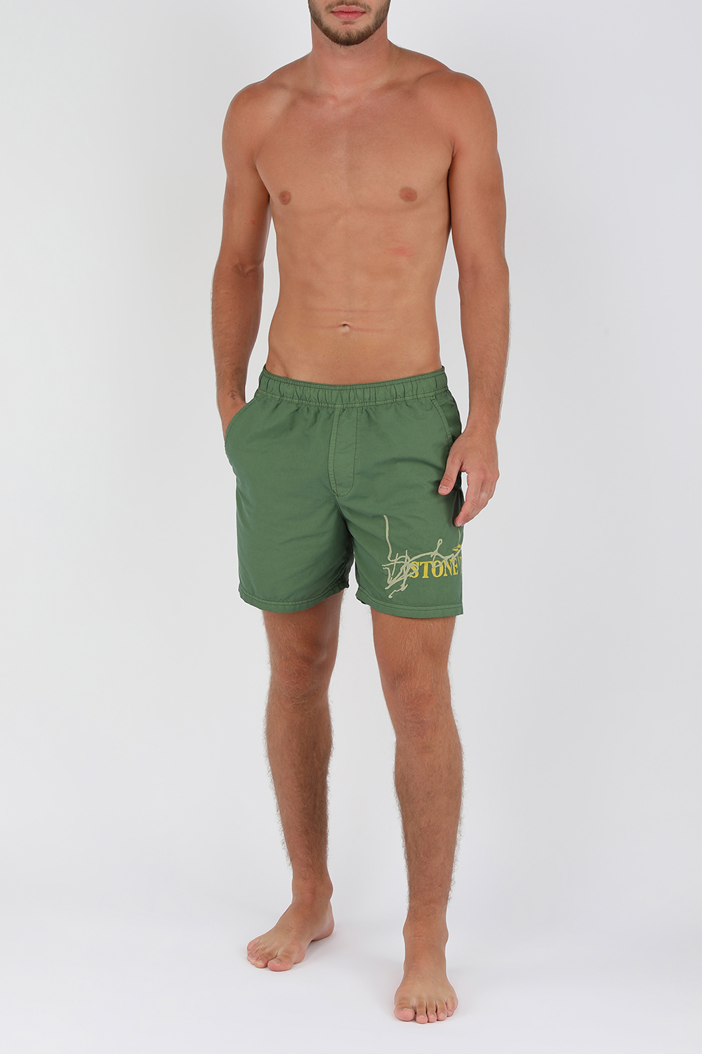 תמונת כל הלוק של מכנסי בגד ים עם הדפס גרפי